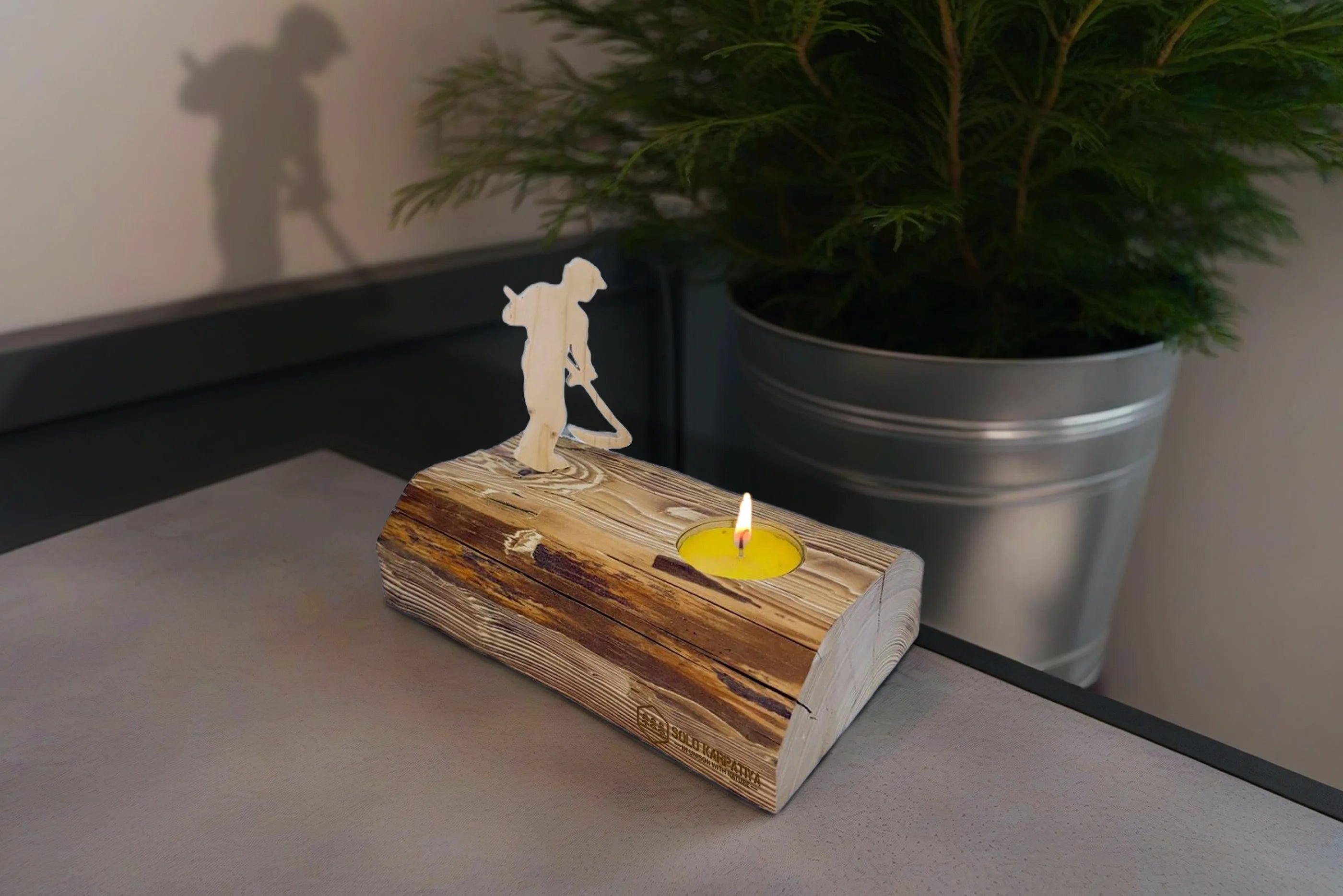 Bougeoir sculpté en demi-rondin pour 1 grande bougie et figurine décorative en bois