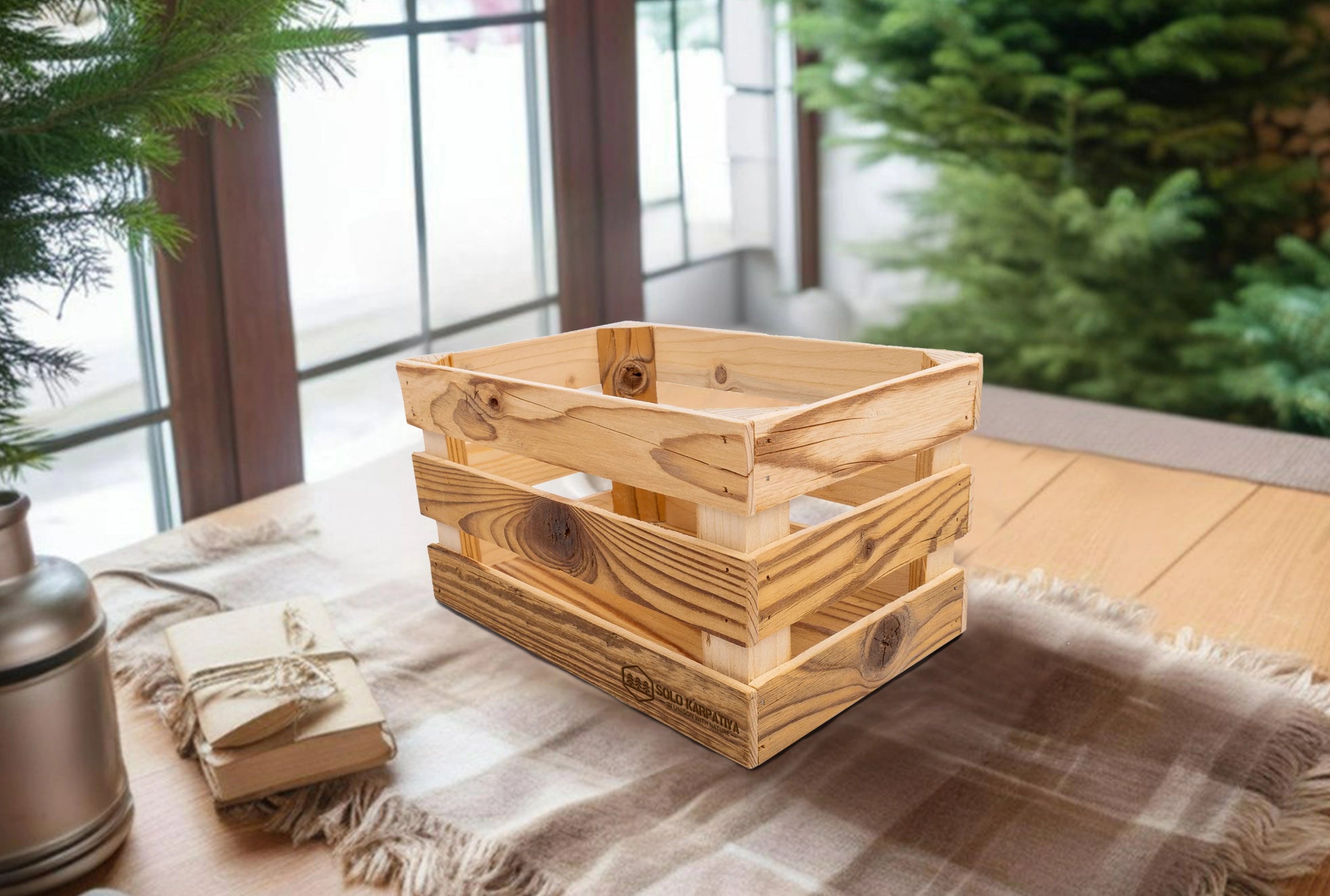 Große dekorative Holzkiste