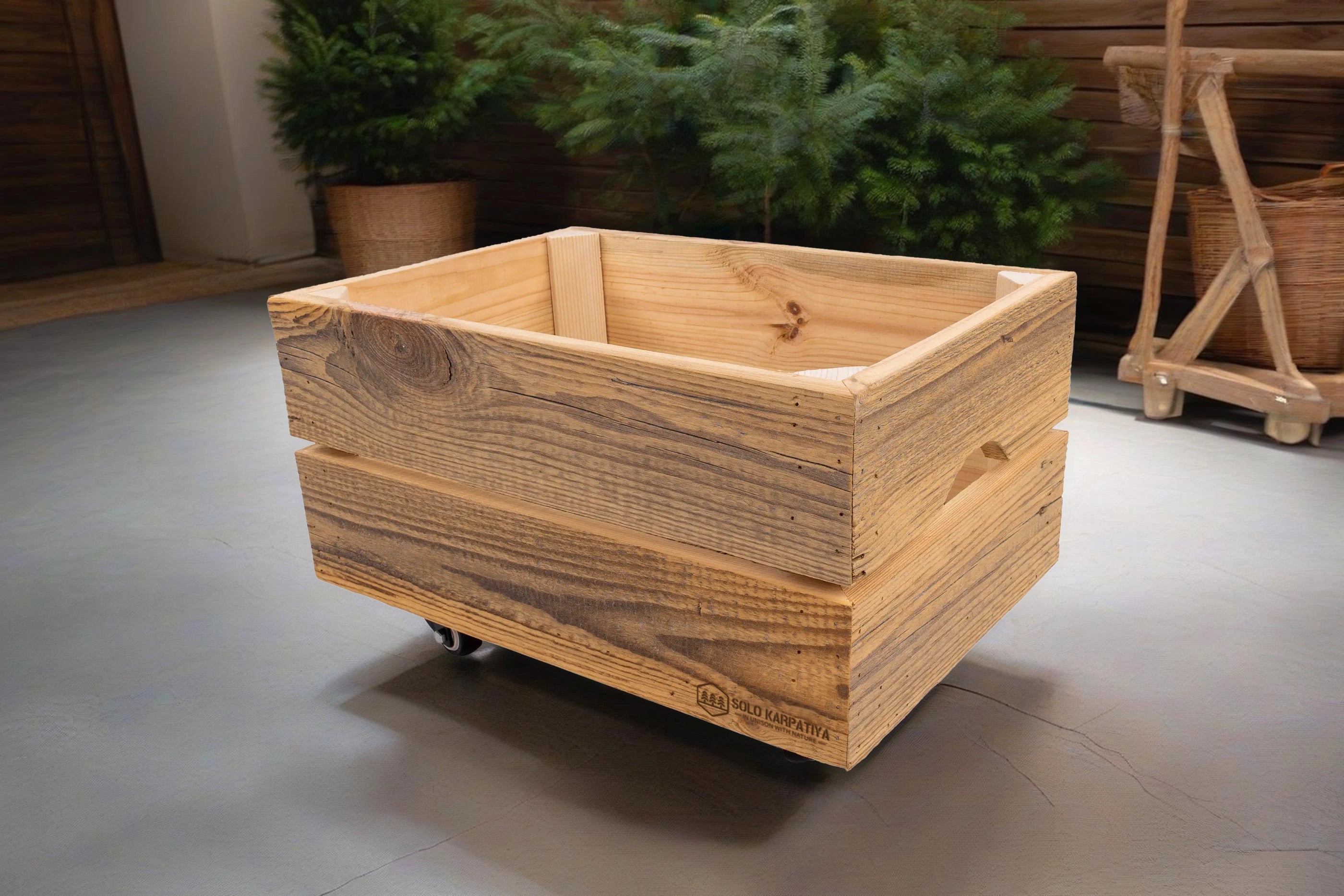 Kleine Holzkiste auf Rädern