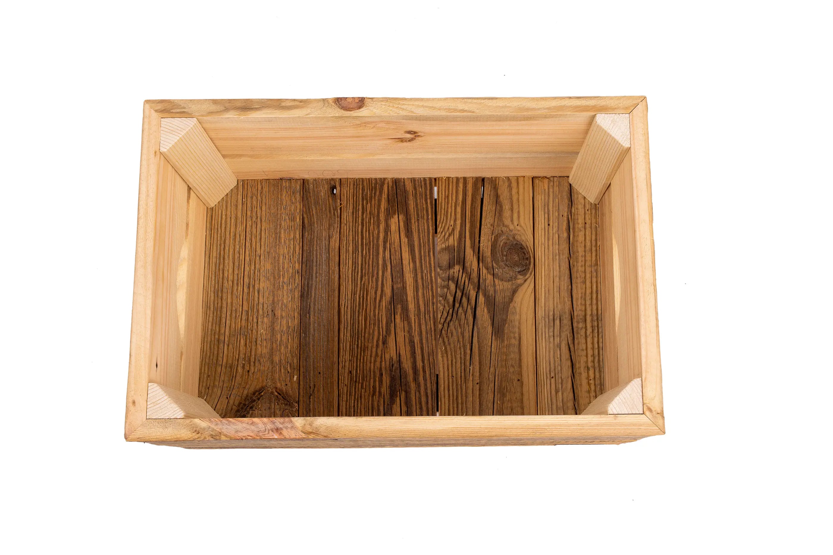 Kleine Holzkiste auf Rädern