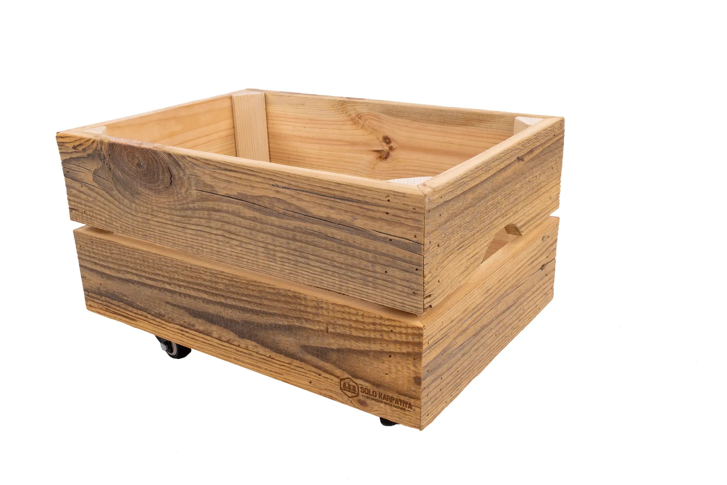 Kleine Holzkiste auf Rädern