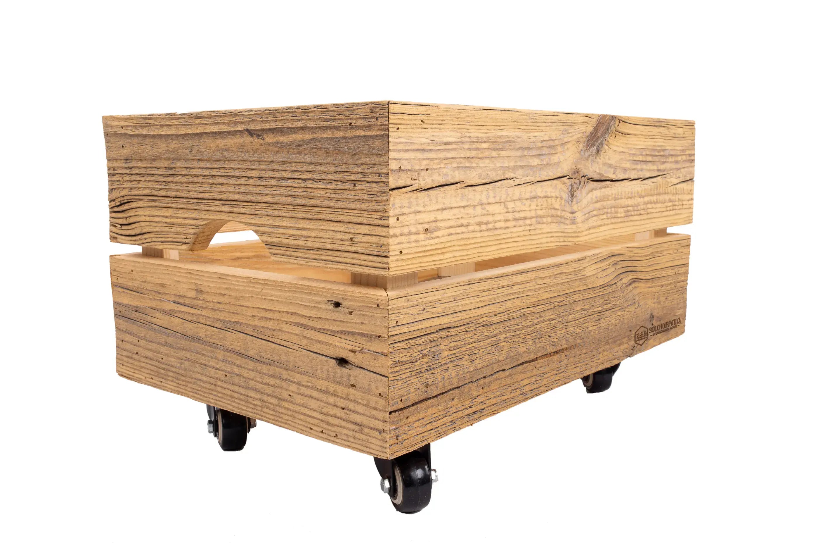 Kleine Holzkiste auf Rädern