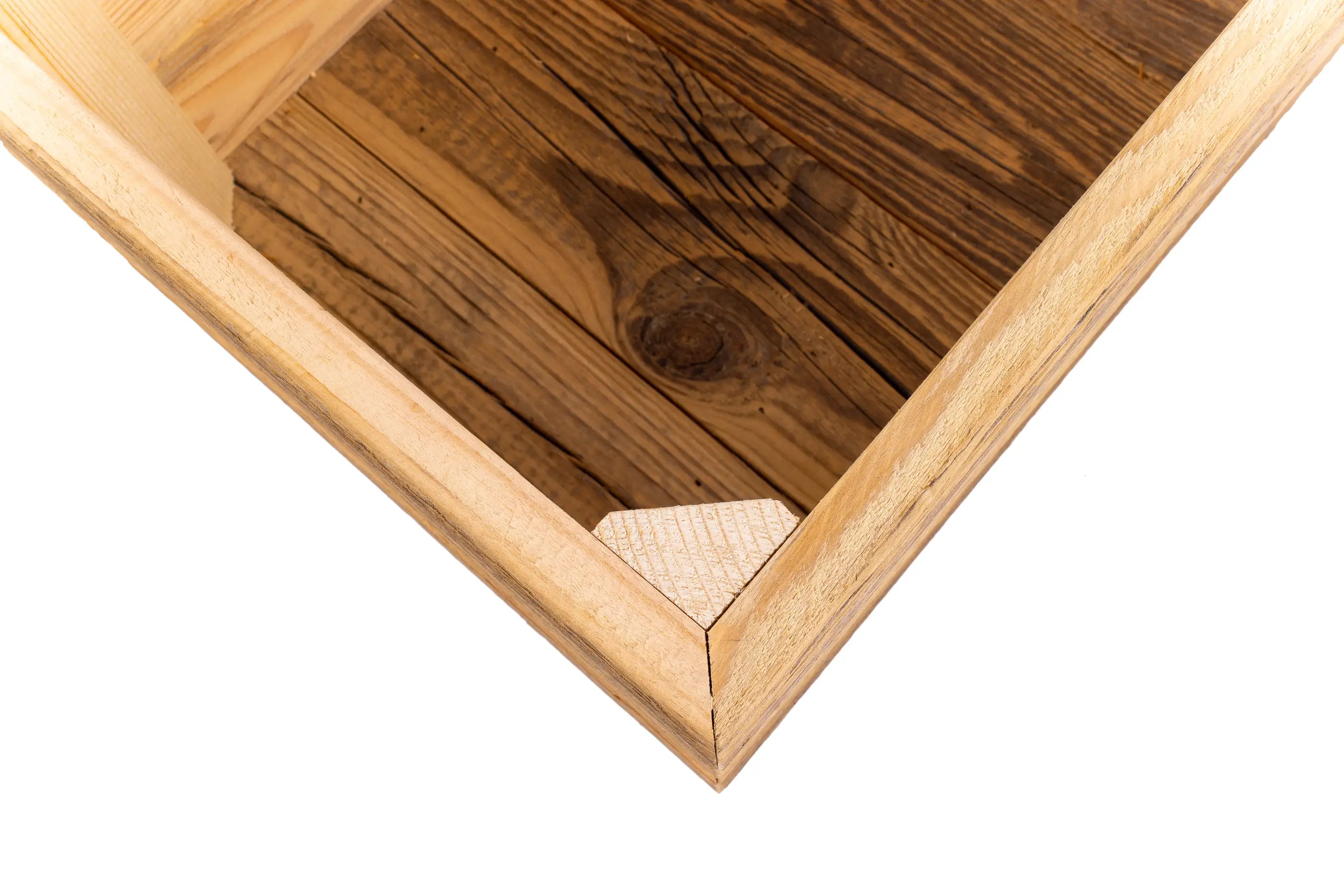 Kleine Holzkiste auf Rädern