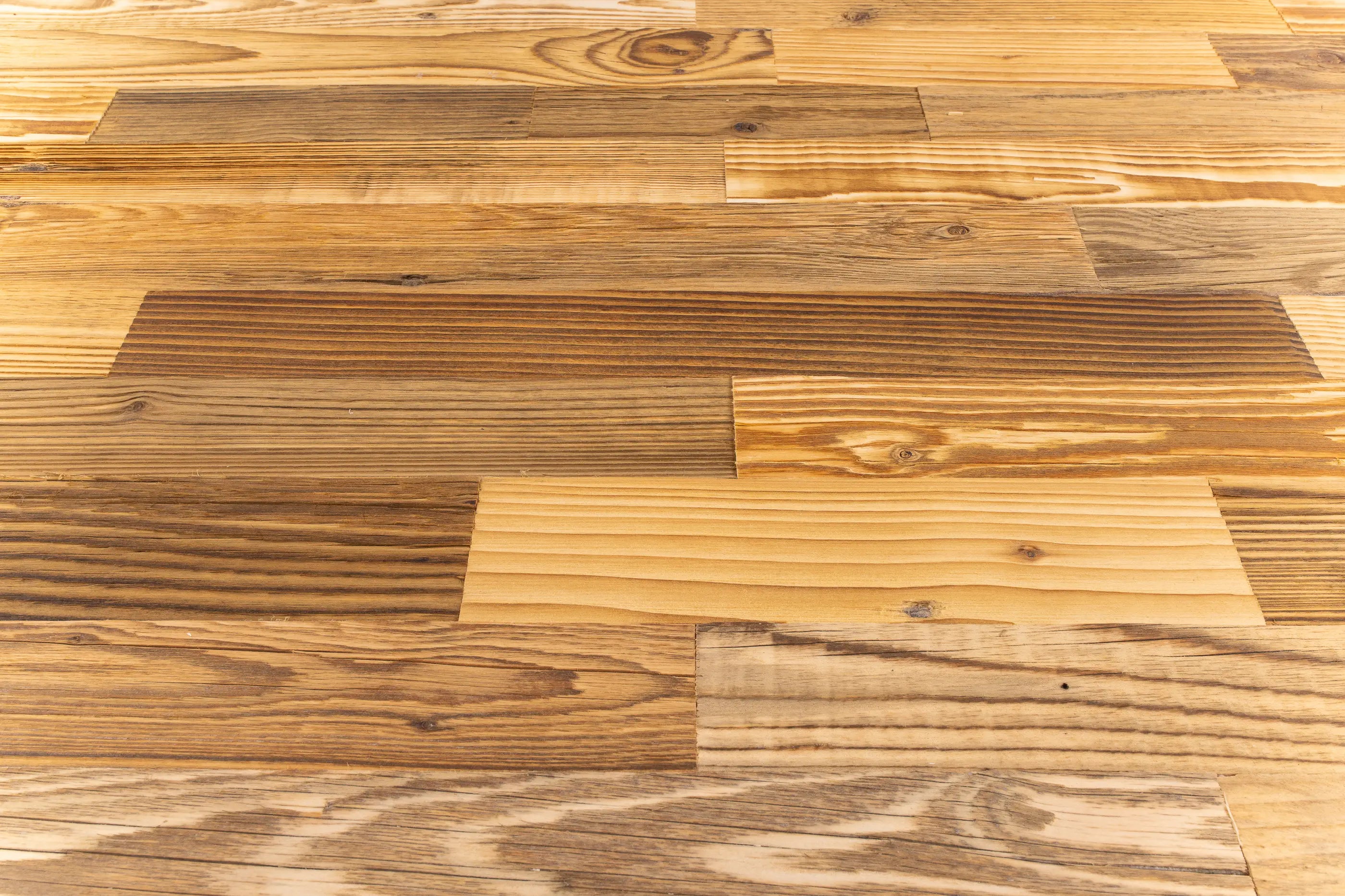 Paneel mit versetzten Schmalteilen im Profil