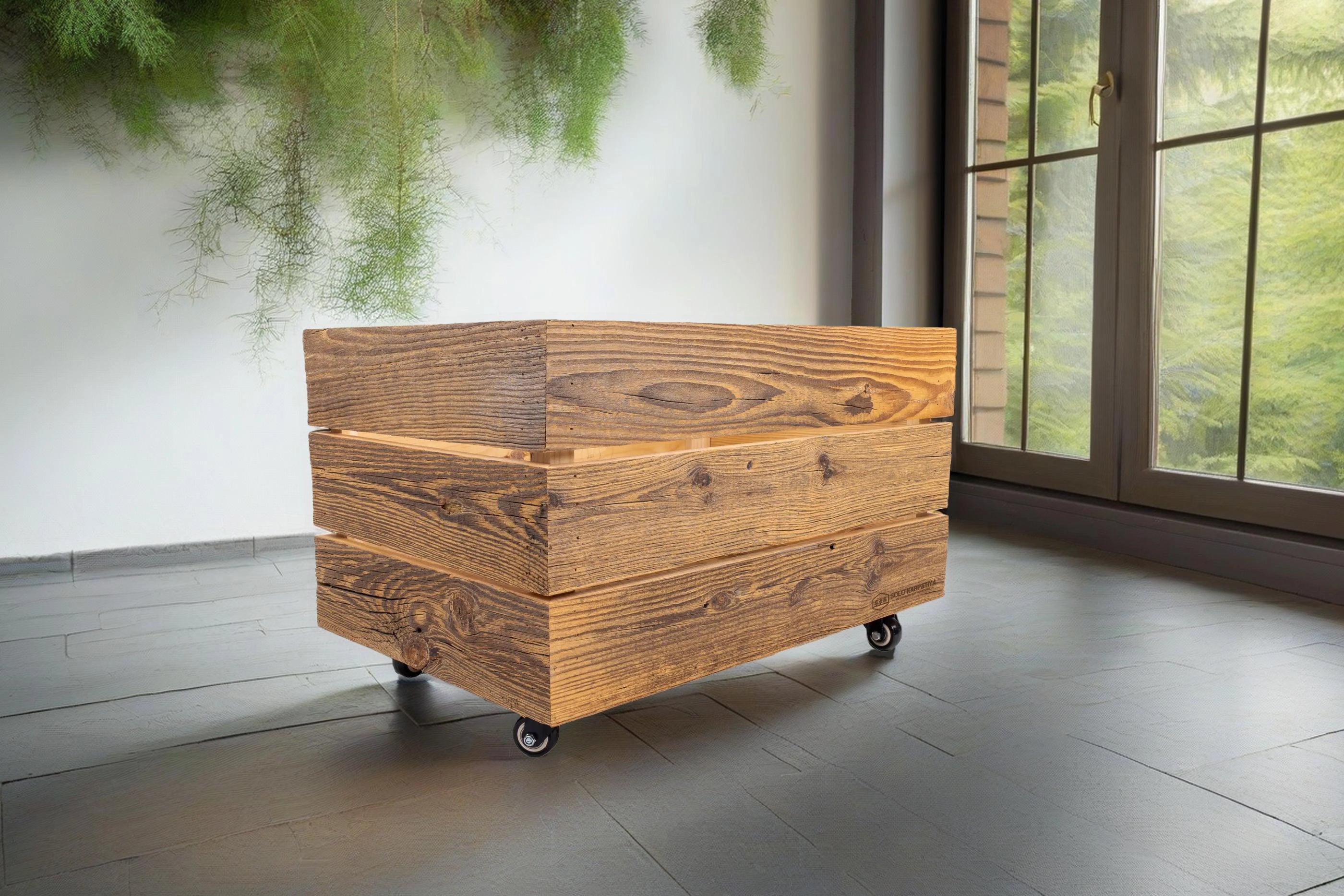 Große Holzkiste auf Rädern